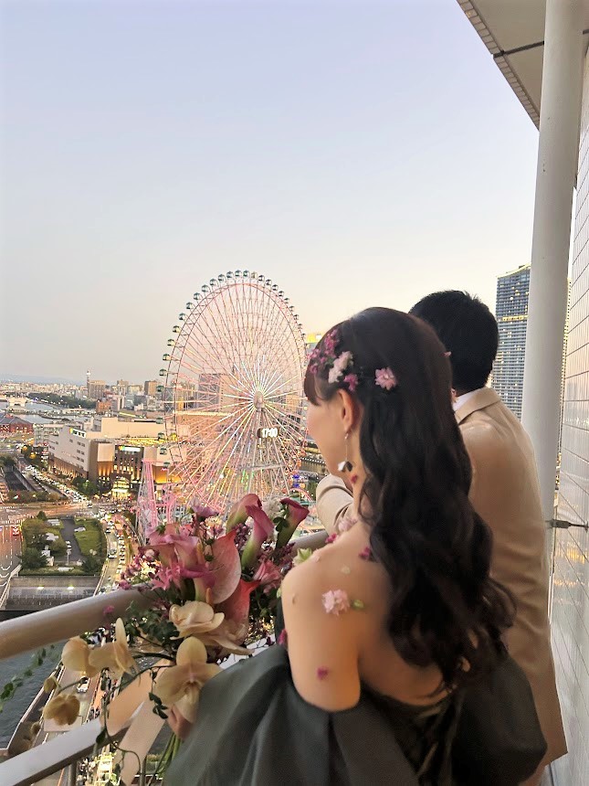 パフスリーブのドレスにトレンドの小花を散らしたヘアメイクでかわいらしさを